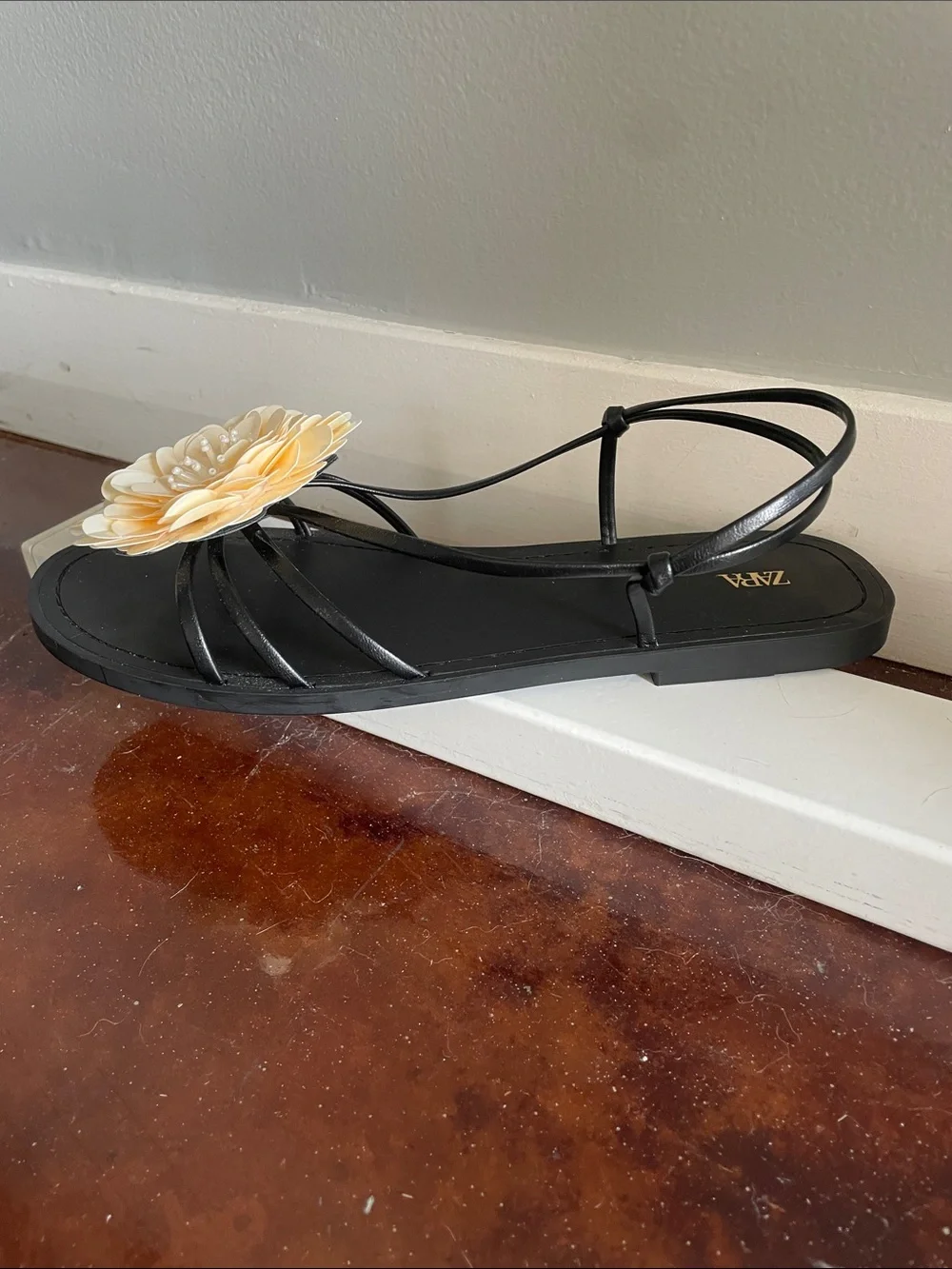 ZARA Black Strappy Flat Sandal w/ Cream Flower Accent. Size 38